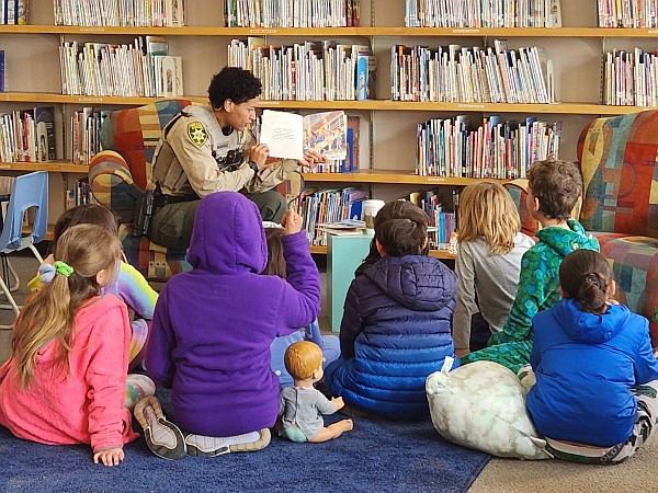 Deputy Hernandez reading to second graders