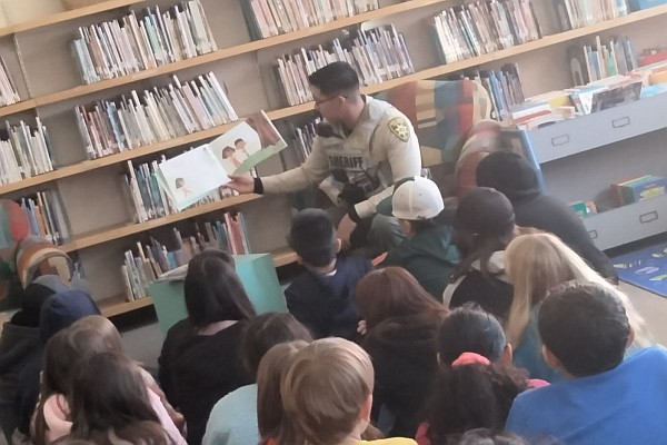 Sheriff's Deputy Yepiz reading to fifth graders